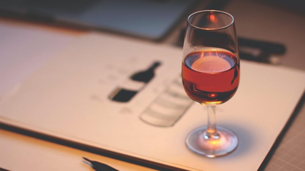Una copa con la riqueza profunda y aterciopelada del vino de Oporto